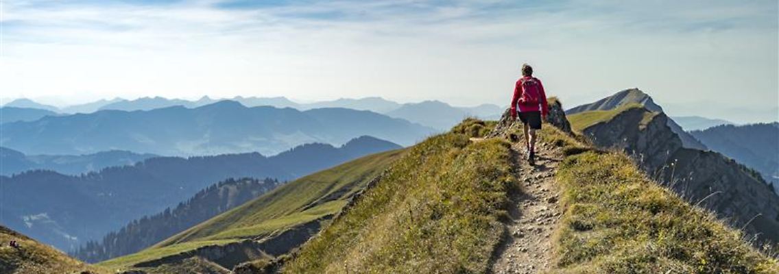 Gut ausgerüstet unterwegs: Die richtige Wanderausrüstung sorgt für Komfort, Sicherheit und unvergessliche Naturmomente.