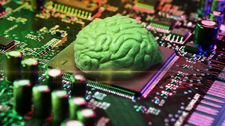 Musks bahnbrechendes Startup bekommt Konkurrenz:  Laut einem Bericht werkelt OpenAI-Chef Sam Altman daran, seine eigene Firma an den Start zu bringen, die Menschen Computer ins Gehirn pflanzen soll. 