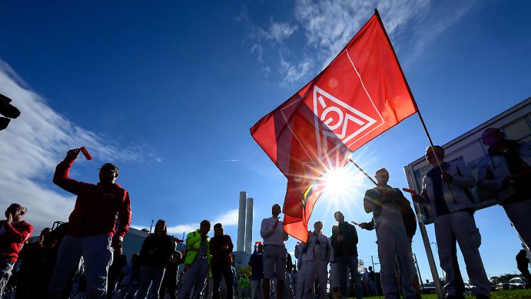 Viele Beschäftigte fühlen sich von der Gewerkschaft und dem Betriebsrat im Stich gelassen.