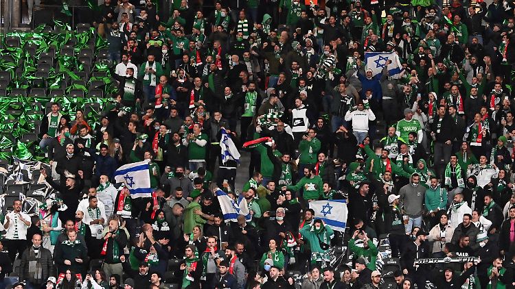 Fans von Maccabi Haifa während des Conference-League-Spiels 2021 in Berlin.