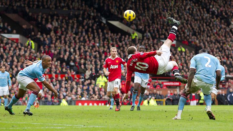 Geniestreich im Old Trafford: Wayne Rooney jagt den Ball per Fallrückzieher ins City-Tor.