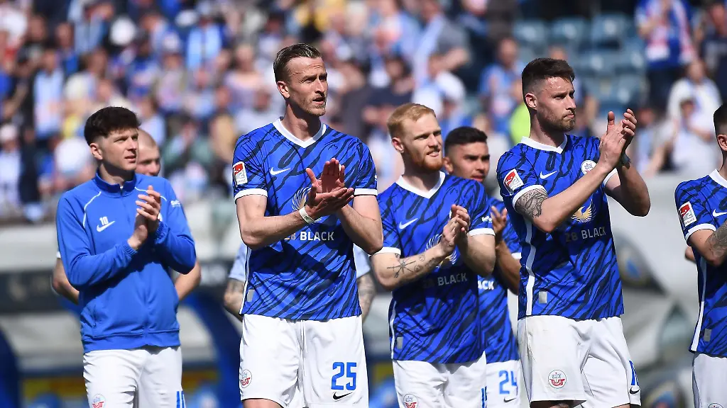 Rostocks-Spieler-jubeln-nach-dem-Sieg