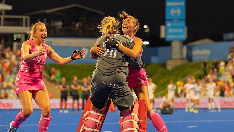 Das deutsche Team bejubelt einen Herzschlag-Triumph - und greift nun nach EM-Gold.