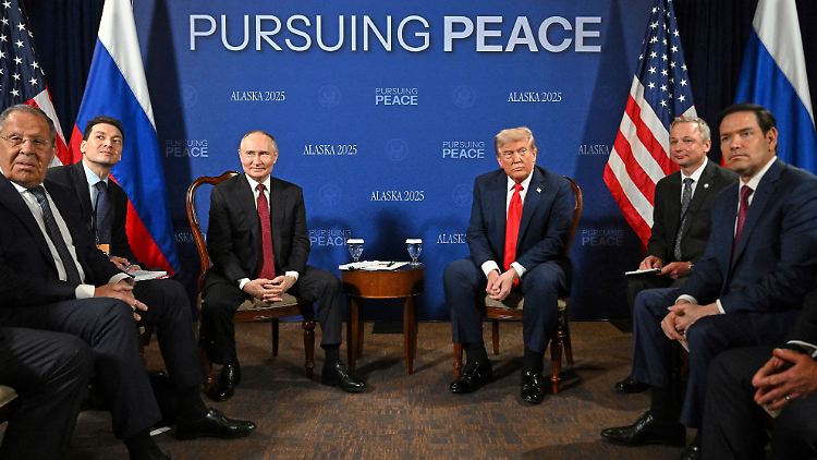 Neben Putin sitzen der Berater Uschakow und Außenminister Lawrow (links). Trump hat seinen Sonderbeauftragten Wittkoff und Chefdiplomaten Rubio mitgebracht. 