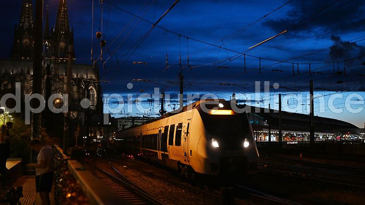 Den Kölner Hauptbahnhof erreichten die Reisenden erst am Abend per Bus.