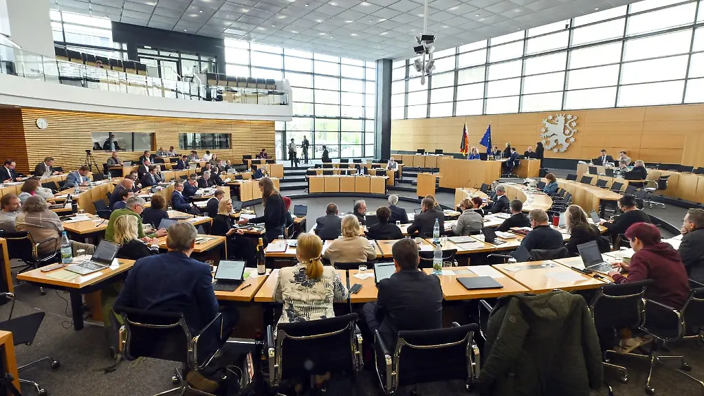 Die-Abgeordneten-sitzen-im-Plenarsaal-waehrend-der-Sitzung-des-Thueringer-Landtags