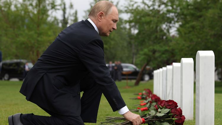 Kurz vor seiner Rückreise macht Putin auf dem Nationalfriedhof Fort Richardson halt. 