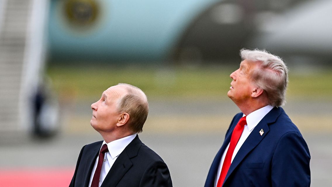 Es dauert einen Moment, bis Wladimir Putin realisiert, was passiert: ...