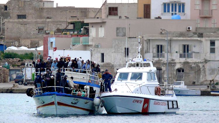 Die Küstenwache kontrolliert ein Flüchtlingsboot.