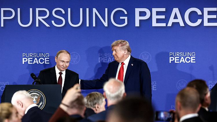 Dem Frieden kam Trump, soweit bislang bekannt, nicht näher. Aber getätschelt wurde viel zwischen ihm und Putin.