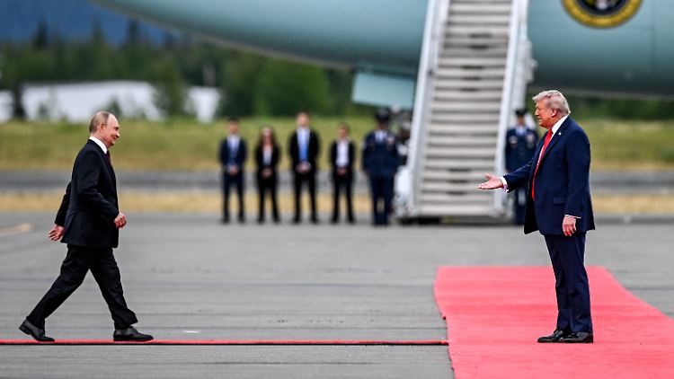 Nicht nur die Begrüßung von Wladimir Putin und Donald Trump wirkte unbeholfen bis seltsam.