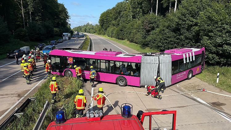 Der Bus rutschte bei dem Unglück teils in den Gegenverkehr.