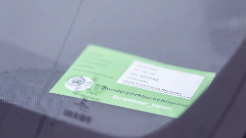 Eine-Sonderparkberechtigung-fuer-Bewohnerinnen-und-Bewohner-hinter-der-Windschutzscheibe-eines-Autos