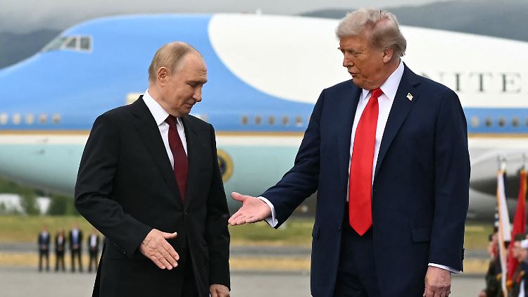 Obwohl das bei Kremlchef Putin nicht ansatzweise funktioniert, versuchte Trump, seinen Gast mit jenen Mitteln zu bezirzen, auf die er selbst am meisten steht.