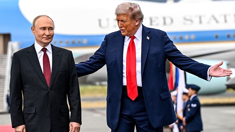 Trump und Putin auf der Militärbasis Elmendorf-Richardson.