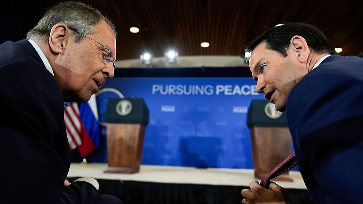 US-Außenminister Marco Rubio zeigt dem russischen Außenminister Sergej Lawrow seine Krawatte. Hat er zuvor über Unterlagen Tipps zur Aussprache seines Namens bekommen?