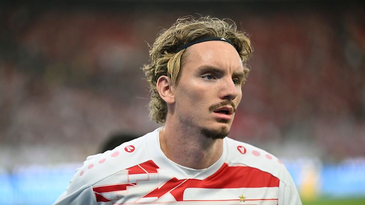 Nick Woltemade wird auch in der kommenden Saison für den VfB Stuttgart spielen. Heißt es.