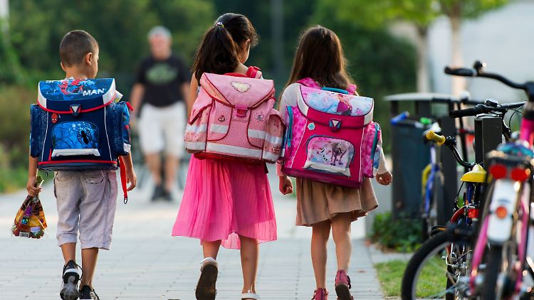 Zu Fuß zur Schule zu gehen, hilft Kindern laut ADAC unter anderem dabei, ein Bewusstsein für Gefahren im Straßenverkehr zu entwickeln.