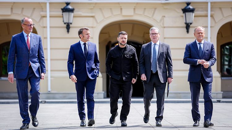 Die europäischen Unterstützer der Ukraine, hier im Mai in Kiew, wollen heute über ihr weiteres Vorgehen beraten.