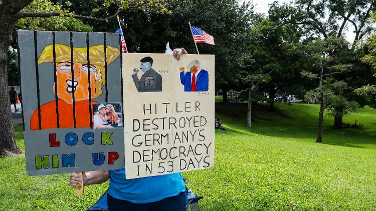 Demonstranten in Texas machen ihrem Ärger über die Politik des US-Präsidenten Luft. 