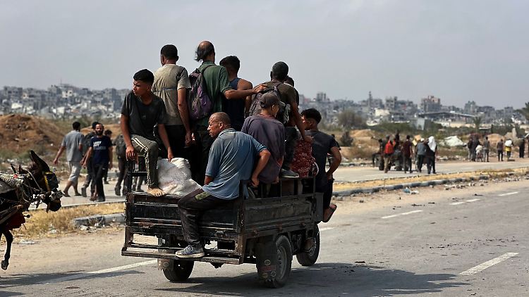 Vertriebene Palästinenser strömen zu einer Verteilerstelle in der Hoffnung, humanitäre Hilfe zu erhalten. 
