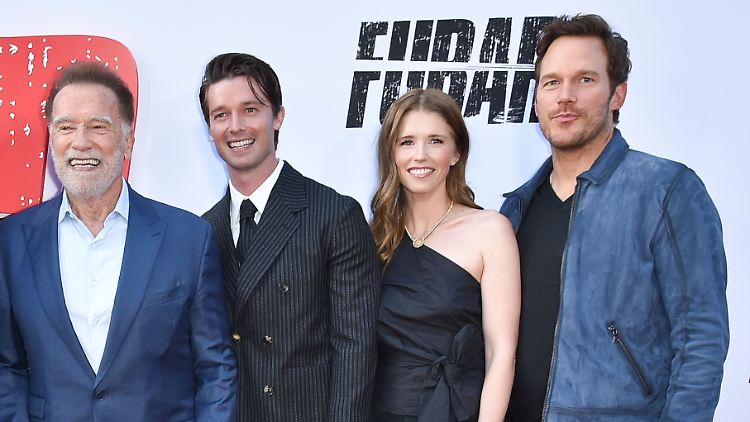 Katherine Schwarzenegger mit ihrem Vater Arnold (l), Bruder Patrick und Ehemann Chris Pratt (r).