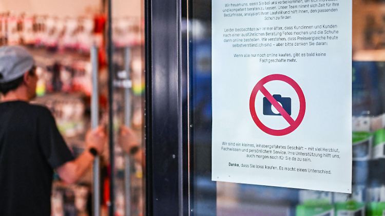 Mit einem Plakat will man verhindern, dass Kunden sich ausführlich beraten lassen, danach das Produkt fotografieren, um es online zu bestellen.