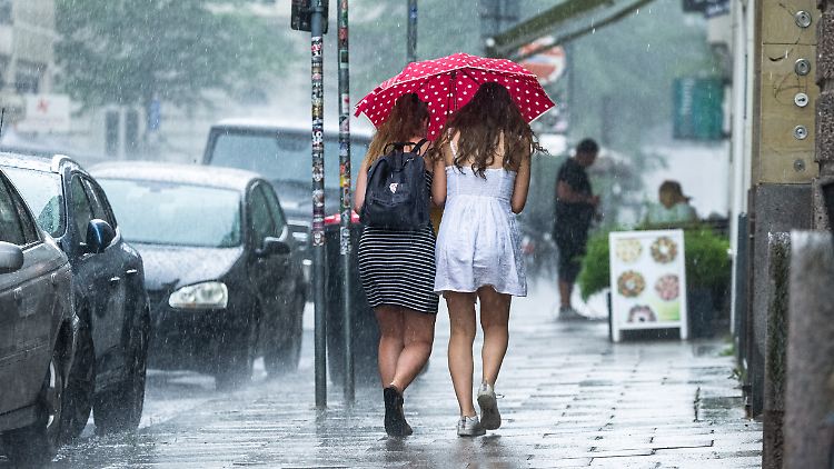 Hohe Temperaturen ziehen sich auch in der kommenden Woche durch Deutschland. Der Schirm sollte trotzdem in der Tasche sein.