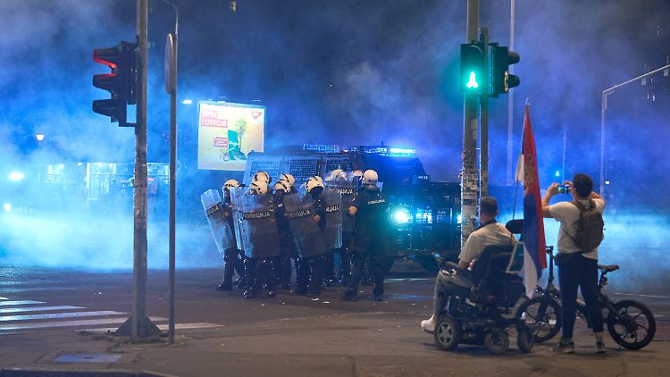 Die Polizei in Belgrad setzt Tränengas gegen Demonstranten ein. 