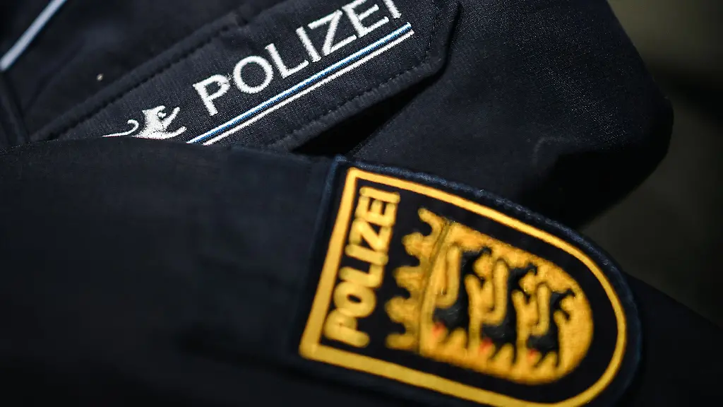 Eine-Uniform-der-Polizei-Baden-Wuerttemberg-liegt-auf-einem-Sessel