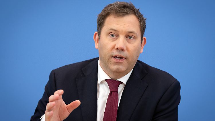 "Welchen Teil tragen wir dazu bei, dass dieses Land gerechter wird?", fragt Klingbeil. 