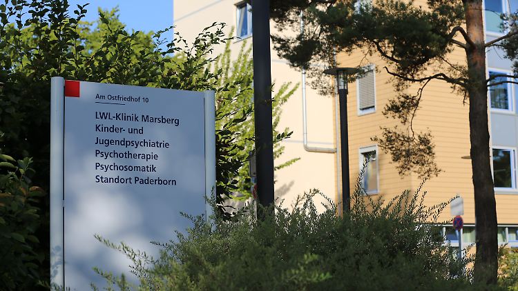 Die Jugendliche stand unter dauerhafter Polizeiüberwachung, bevor sie in eine Psychiatrie kam.
