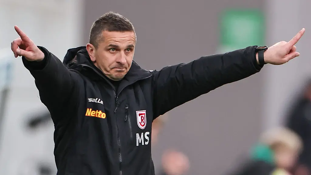 Der-Regensburger-Trainer-Mersad-Selimbegovic-gestikuliert-am-Spielfelrand