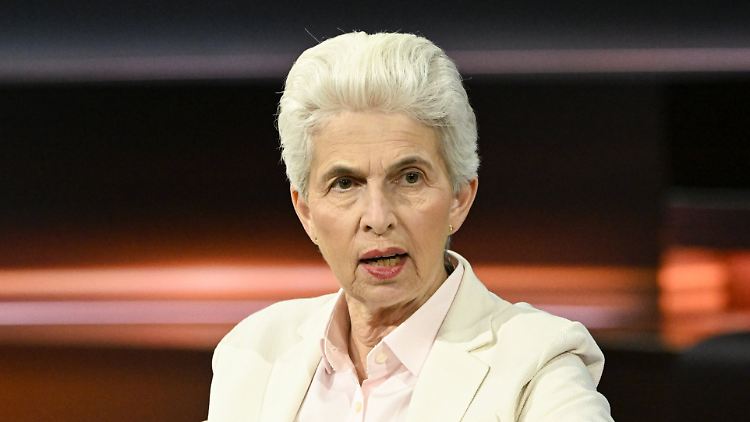 "Gewissermaßen sollten wir erst gackern, wenn das Ei gelegt ist", sagt die Vorsitzende des Verteidigungsausschusses im EU-Parlament, Strack-Zimmermann. 