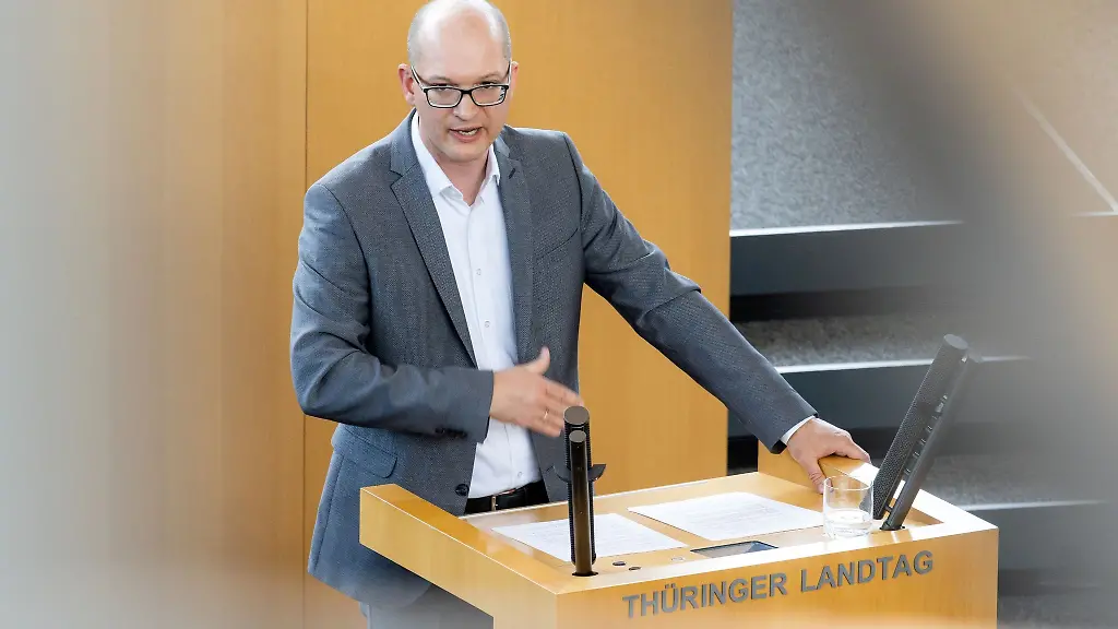 Stefan-Moeller-spricht-auf-einer-Sitzung-des-Thueringer-Landtags