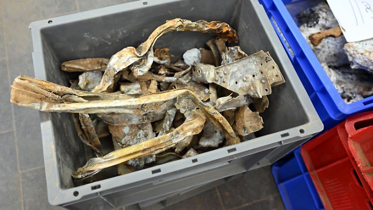 Vor allem kleine Teile des britischen Militärflugzeuges wurden gefunden.