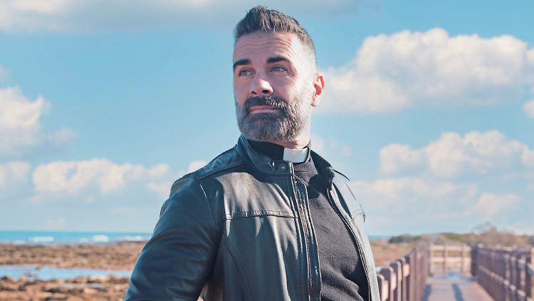 Pater Cosimo Schena hat rund eine Million Follower in den sozialen Medien. 