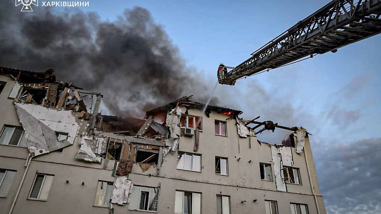 Ein Wohngebiet in der Millionenstadt Charkiw wurde von Drohnen und einer Rakete getroffen.