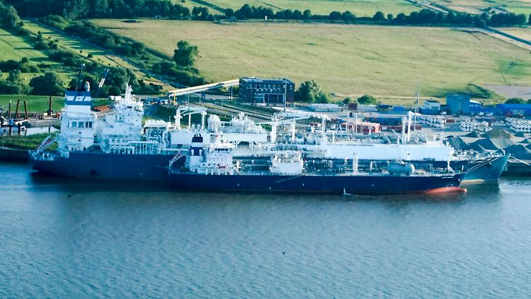 Ein Tanker bringt Flüssigerdgas zum LNG-Terminal in Brunsbüttel. 