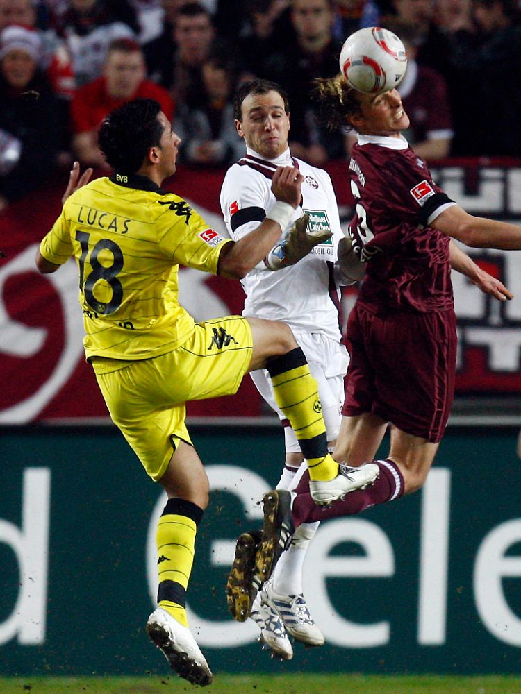 Lucas Barrios versucht gegen FCK-Keeper Tobias Sippel und Martin Amedick an den Ball zu kommen.