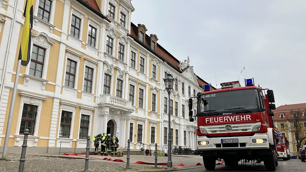Der-Landtag-von-Sachsen-Anhalt-ist-am-Freitag-evakuiert-worden