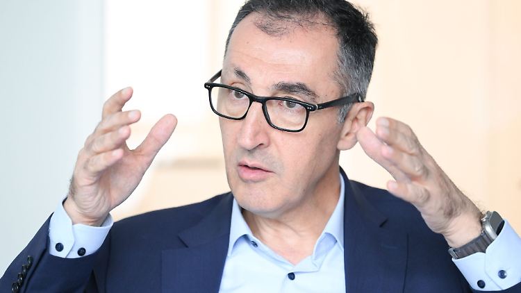 Özdemir schloss in dem Interview nicht aus, Deutschland im Kriegsfall selbst mit der Waffe zu verteidigen.