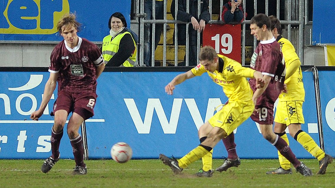 Sven Bender traf spät, aber wunderschön für den BVB. Dummerweise traf Lauterns Jan Moravek noch später und noch ein wenig wunderschöner.