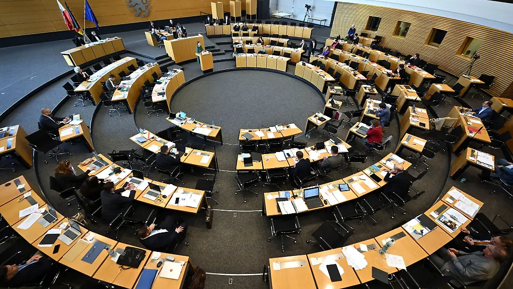 Abgeordnete-sitzen-im-Plenarsaal-des-Thueringer-Landtags