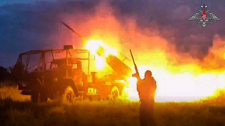 Noch immer ist kein Frieden in Sicht: In dem Foto, an diesem Montag vom russischen Verteidigungsministerium herausgegeben, feuern russische Soldaten eine Rakete auf die Ukraine.