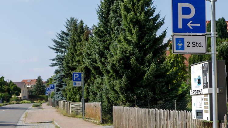 16 Schilder stehen auf einer Strecke von 400 Metern.