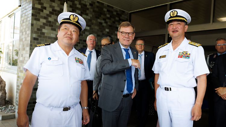 Wadephul mit Offizieren der japanischen Marine. 