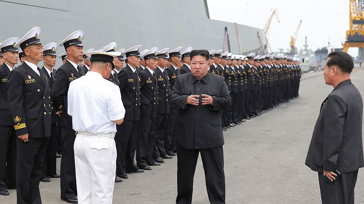 Kim Jong Un während der Besichtigung eines Zerstörers der nordkoreanischen Marine. 