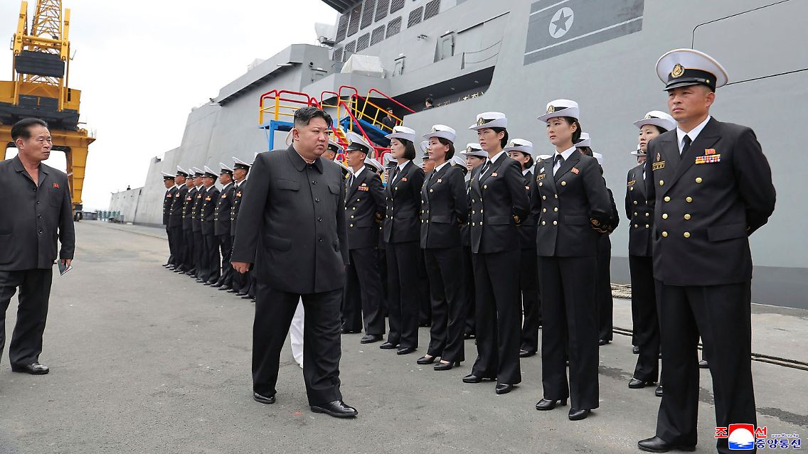 Der Diktator besichtigt einen Zerstörer der nordkoreanischen Marine und spricht von Fortschritten bei der atomaren Aufrüstung.