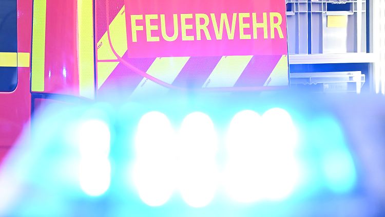 Zwei bewusstlose Personen werden aus der betroffenen Wohnung von der Feuerwehr gerettet.